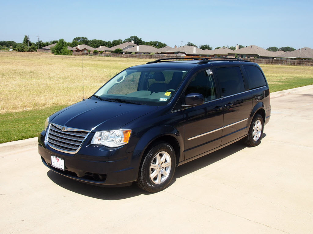2009 Chrysler Town and Country Information and photos