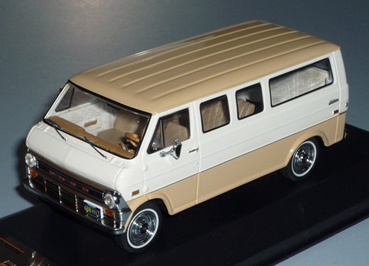 Ford Club Wagon 1971 #2