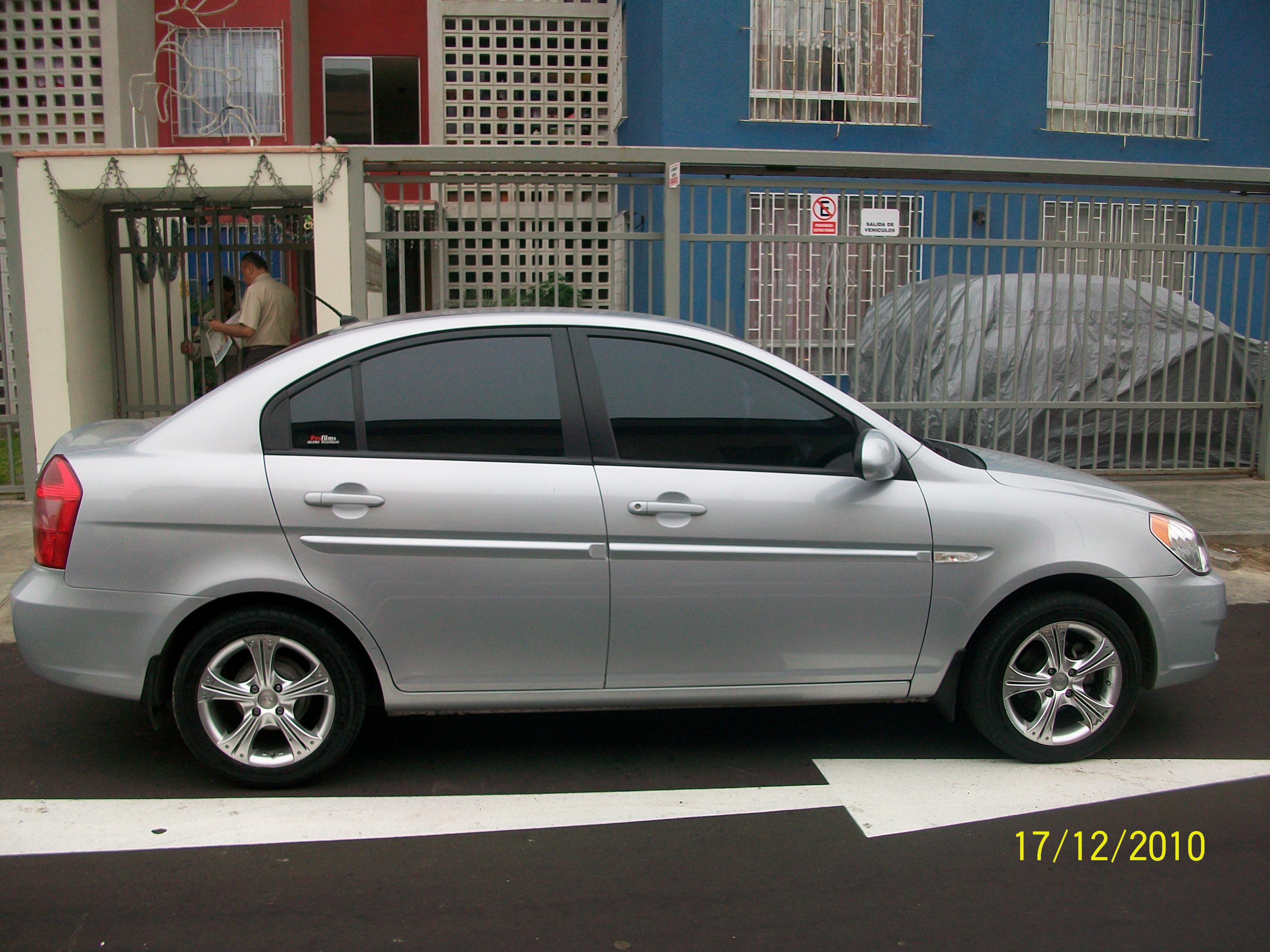 2008 Hyundai Accent Information and photos MOMENTcar
