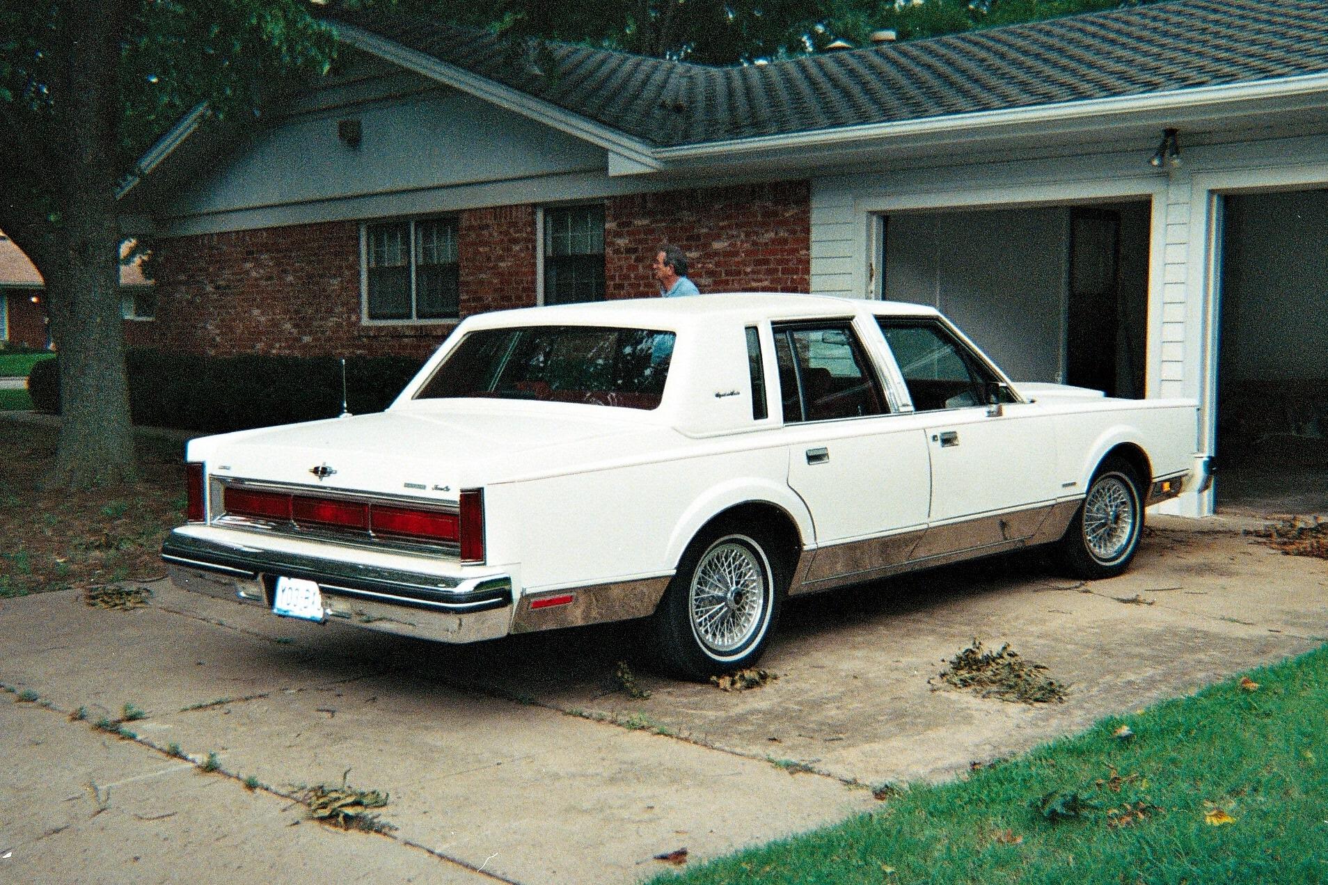 Lincoln Town Car 1983 #2
