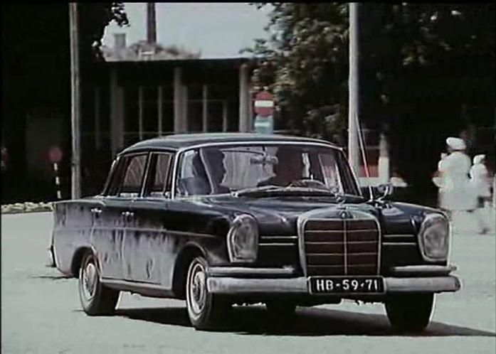 Mercedes-Benz 220 1965 #11