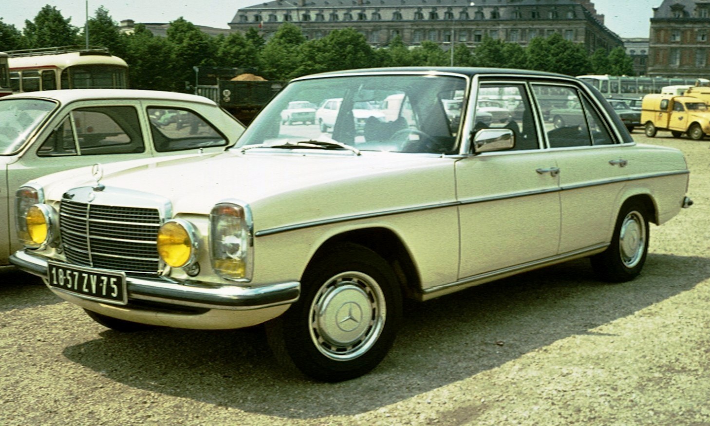 Mercedes-Benz 230 1975 #15