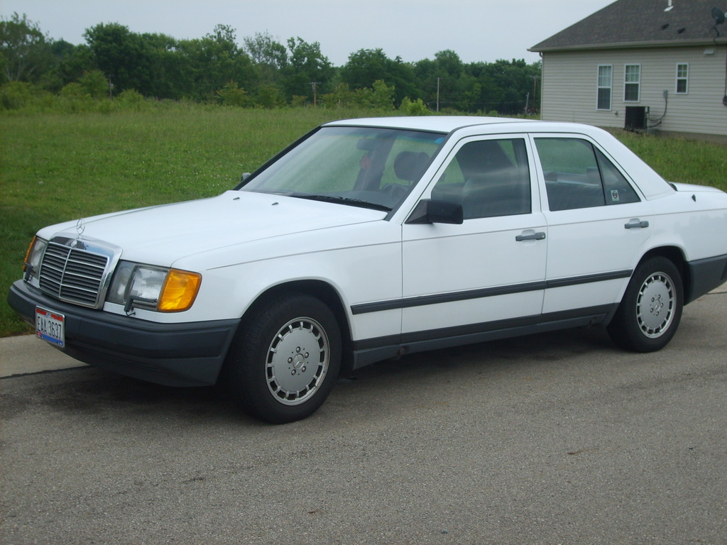 Mercedes-Benz E-Class 1989 #1