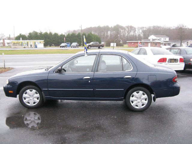 Nissan Altima GXE (1997.5) #10
