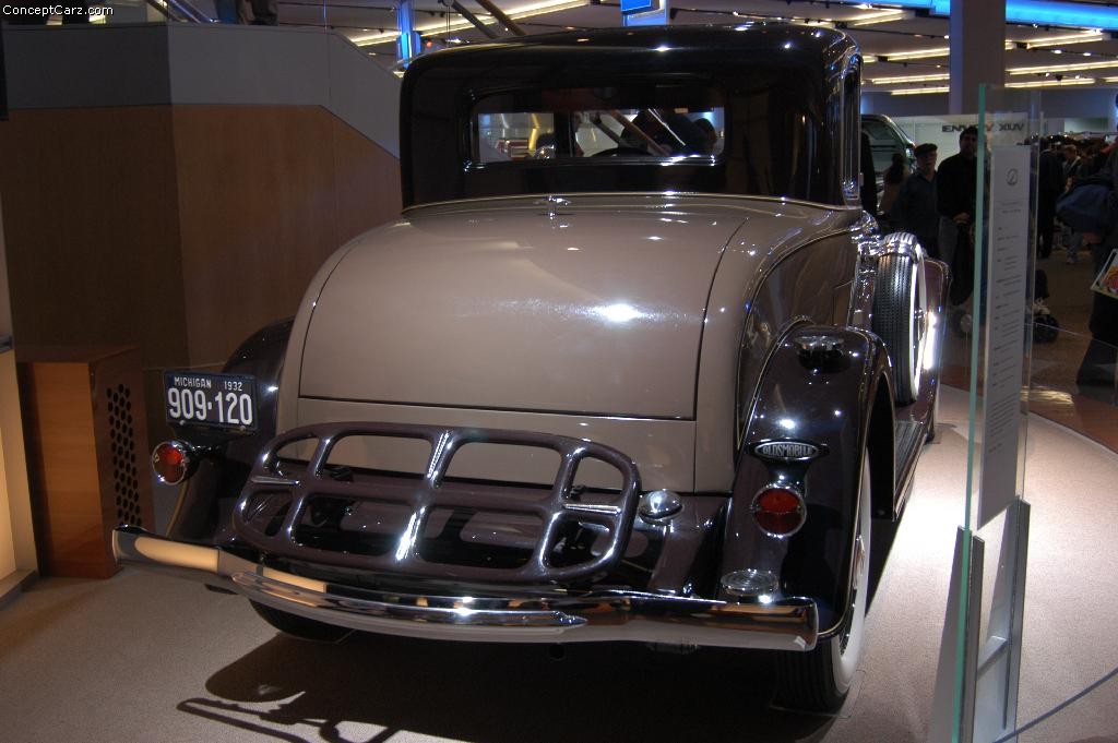 Oldsmobile Model L-32 1932 #1