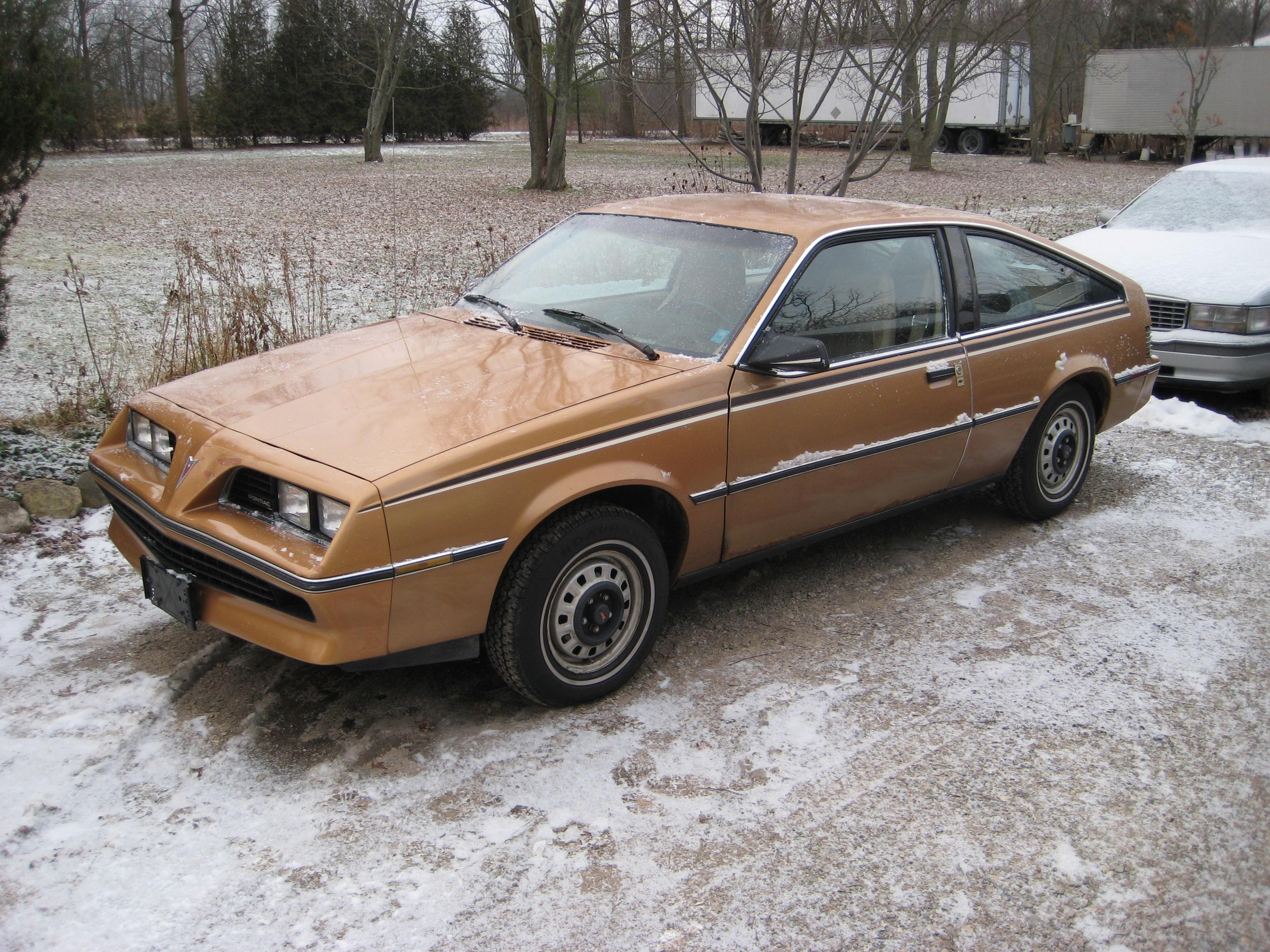Pontiac J2000 1982 #9