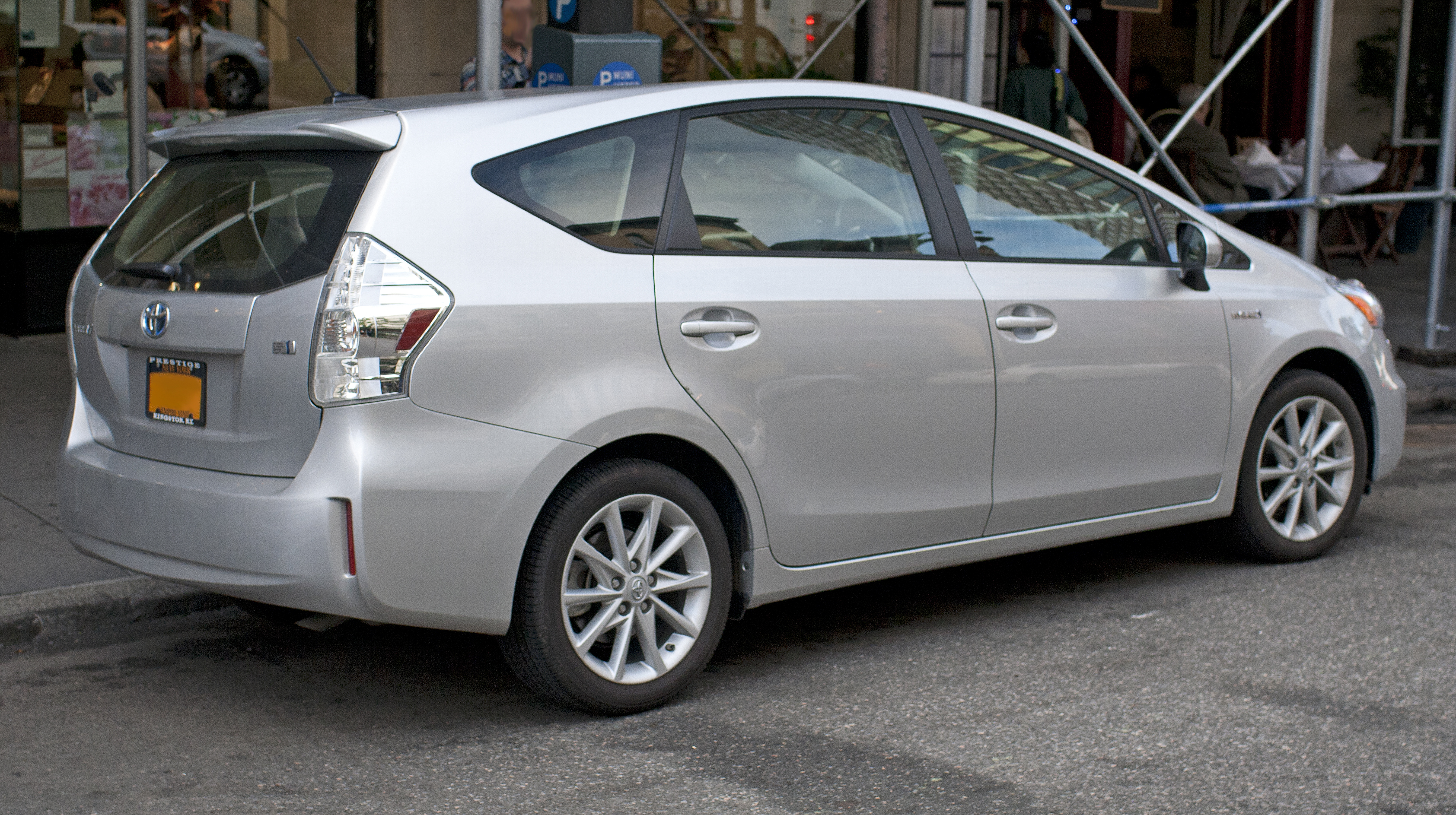 Toyota Prius v 2012 #8