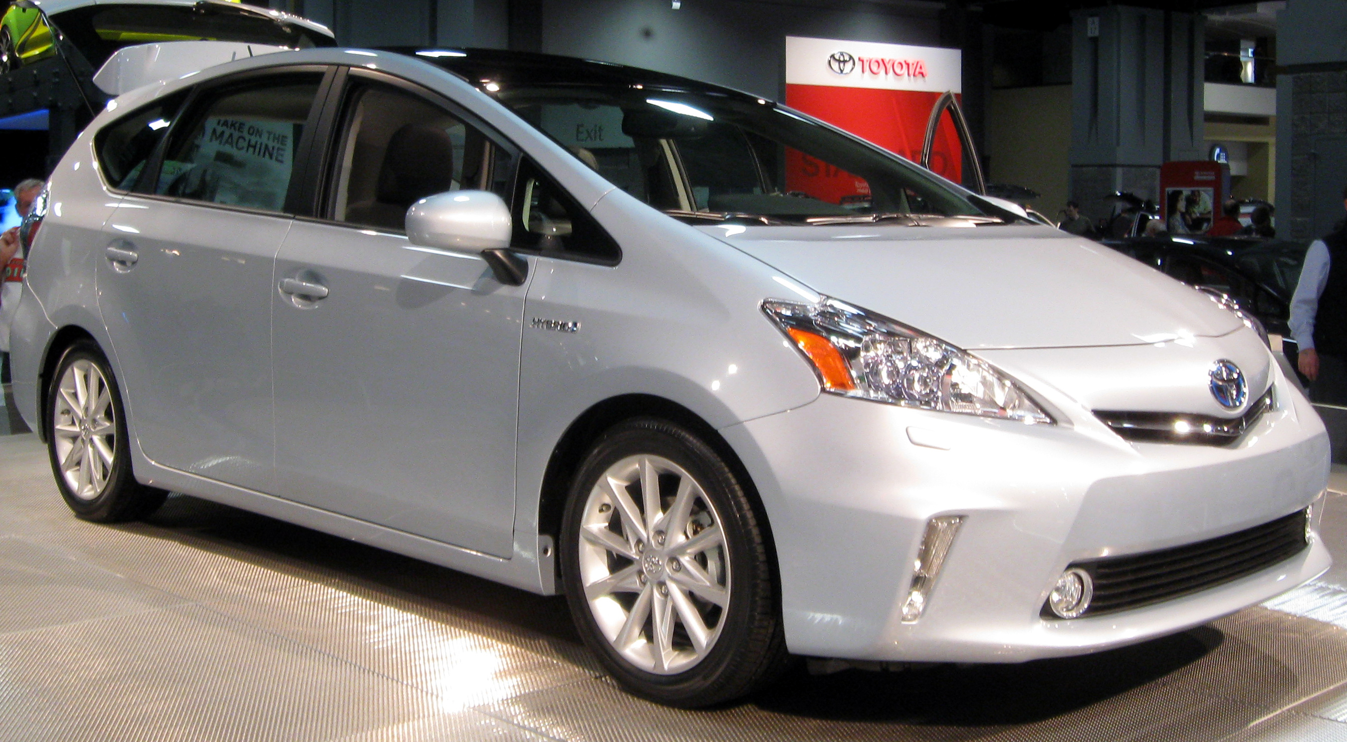 Toyota Prius v 2012 #10