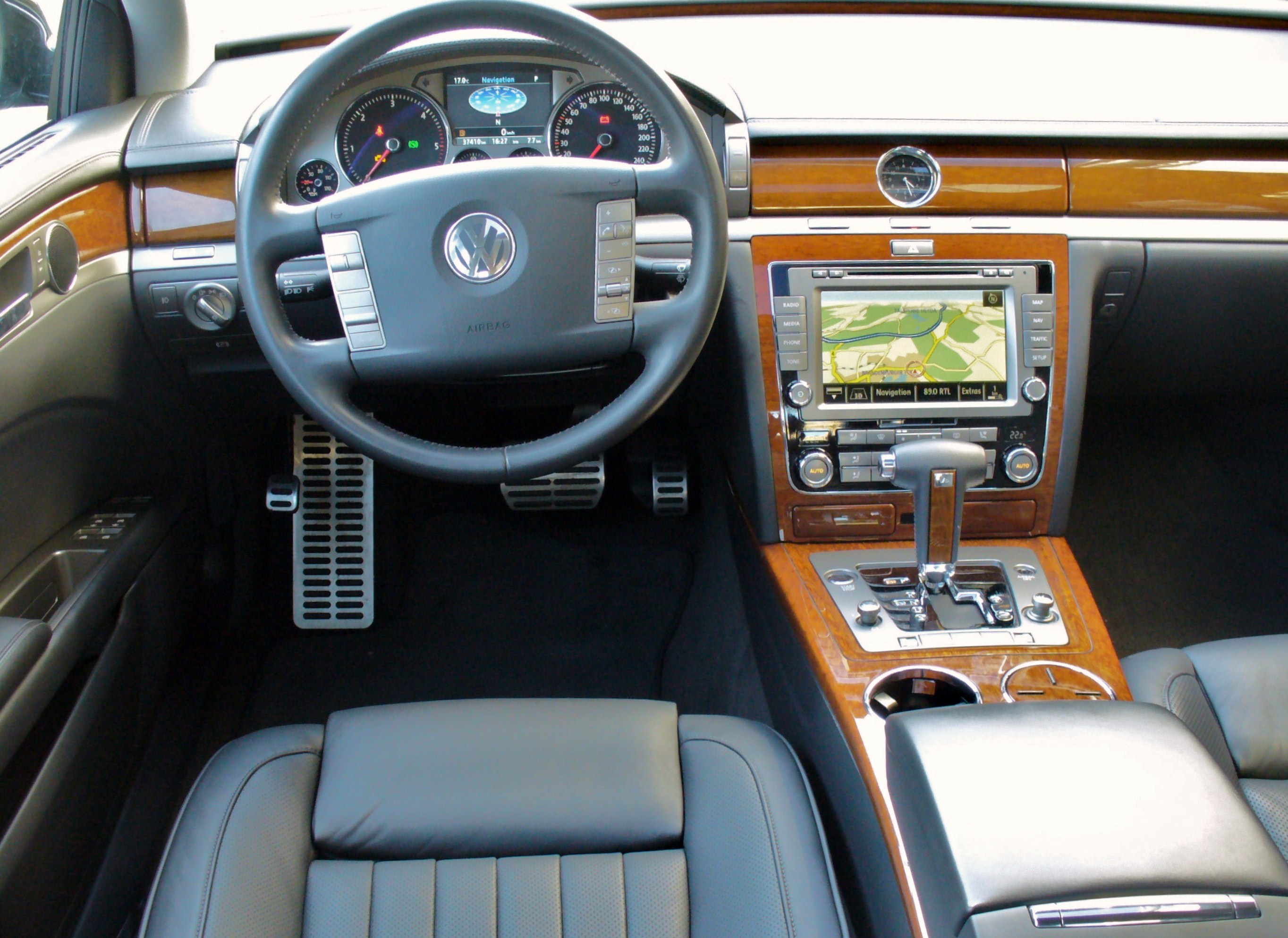 Volkswagen Phaeton Information And Photos MOMENTcar