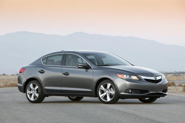 Acura 2013 ILX looking sporty and stylish