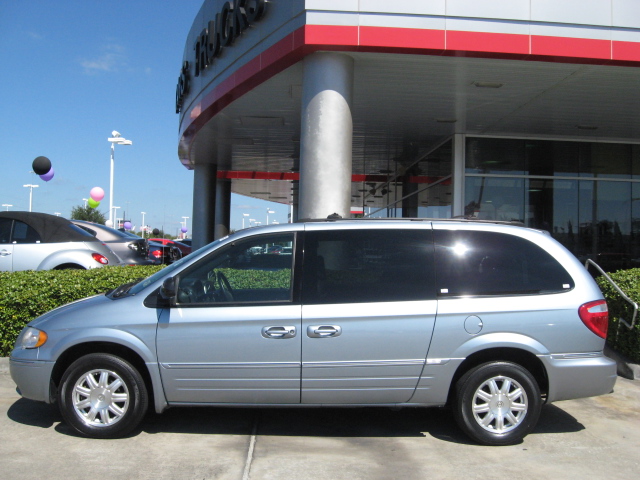 Chrysler Town and Country 2005 #6