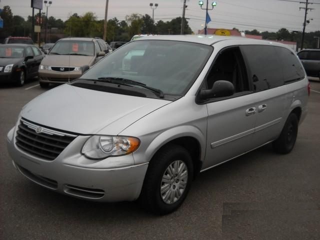 Chrysler Town and Country 2005 #9