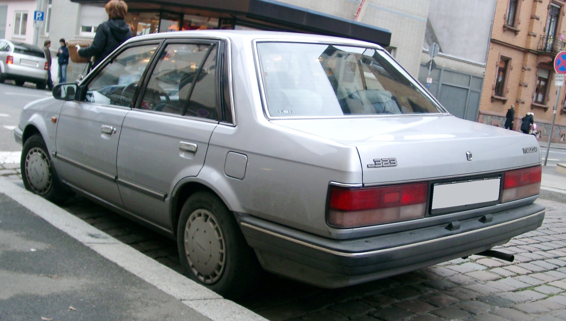 Mazda 323 1989 #2