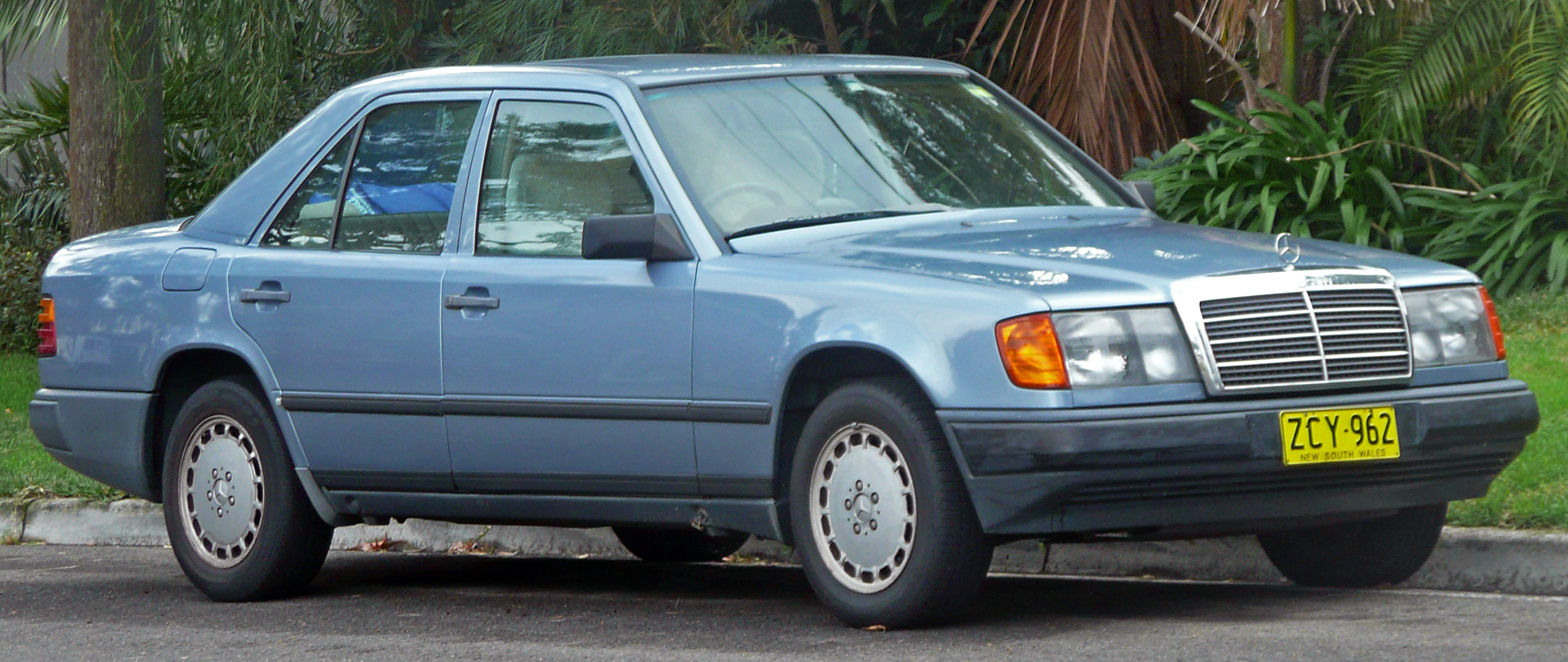 Mercedes-Benz E-Class 1989 #3