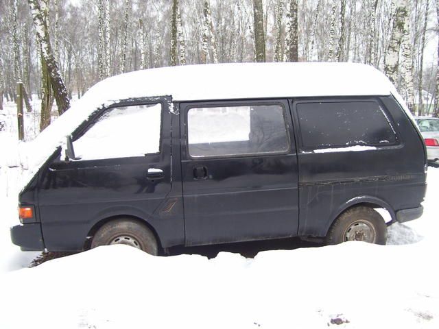 Nissan Van 1989 #5