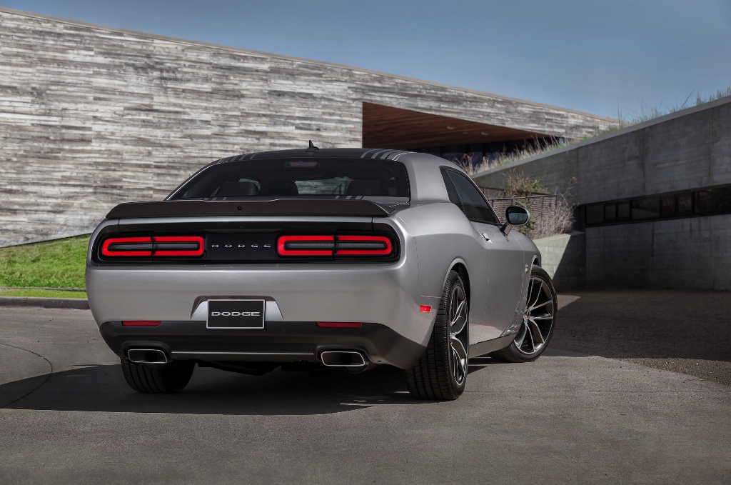 This Silver Dodge 2015 Challenger redesigning the sense of modernity #8