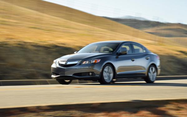 Acura 2013 ILX looking sporty and stylish