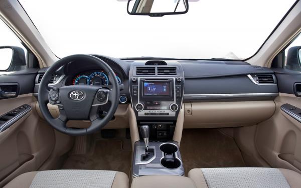 Toyota Camry Hybrid XLE #3